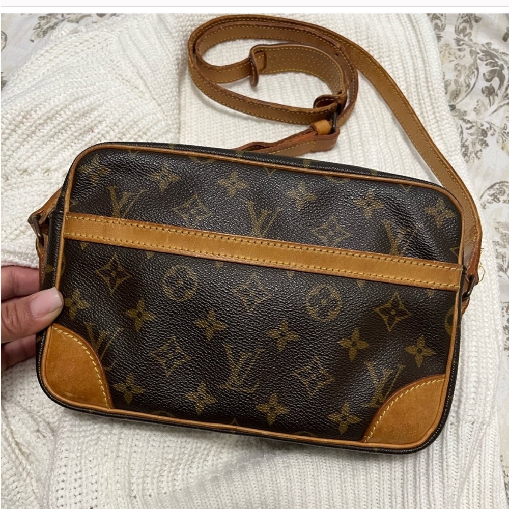 $650 Auth Louis Vuitton Trocadero 24 Crossbody Bag